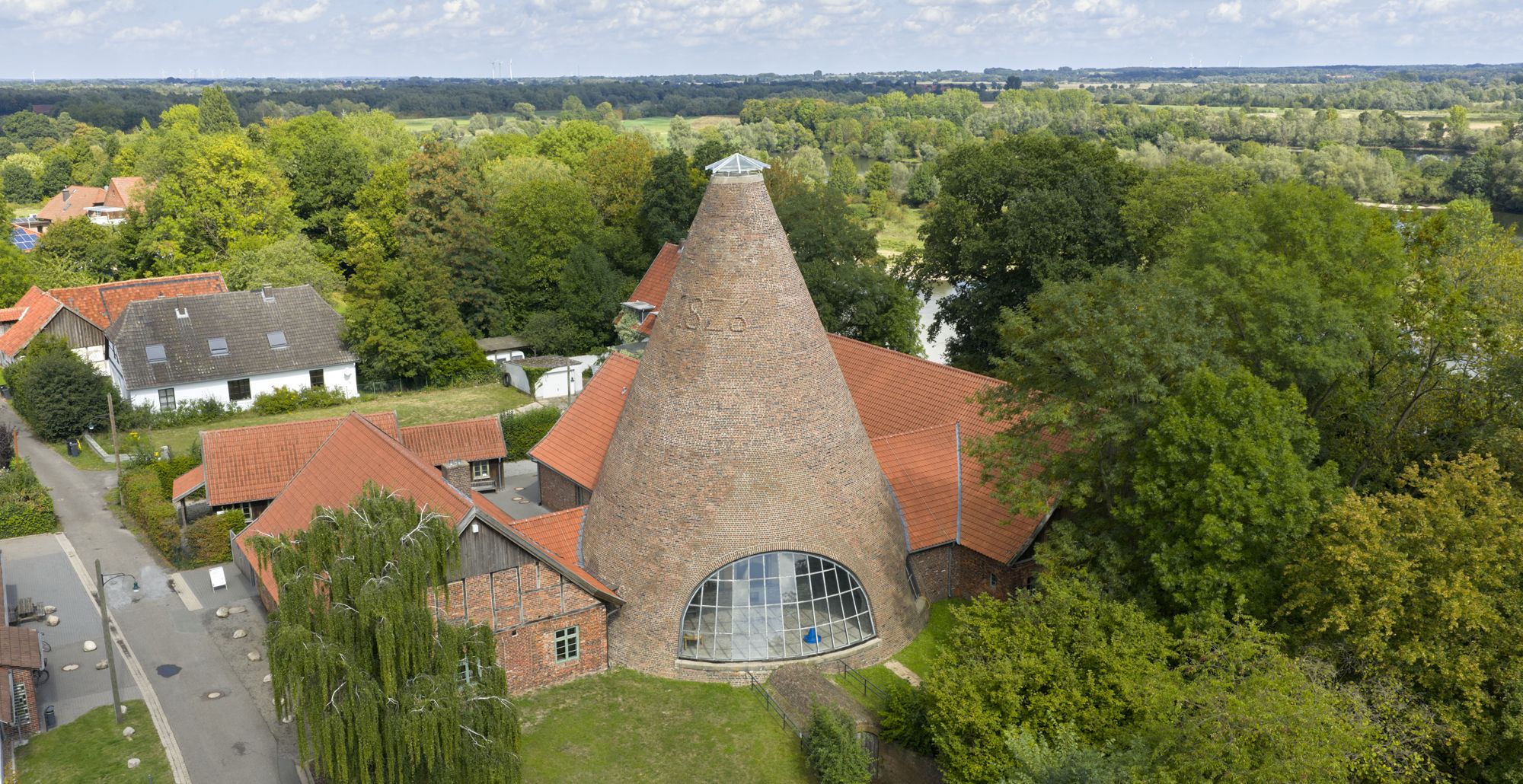 Glasturm und weitere Gebäude der Glashütte Gernheim