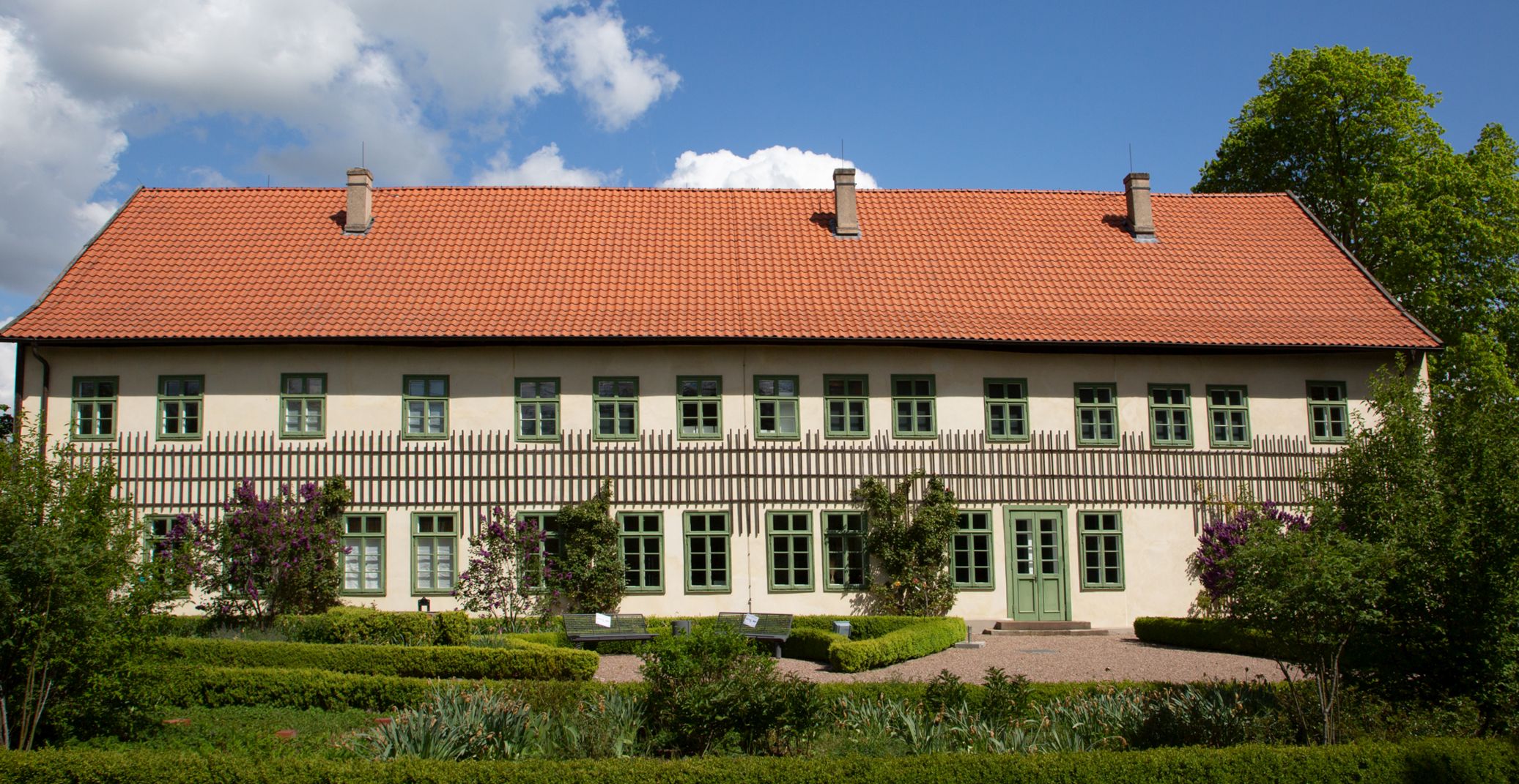 Außenansicht des Herrenhauses mit Garten