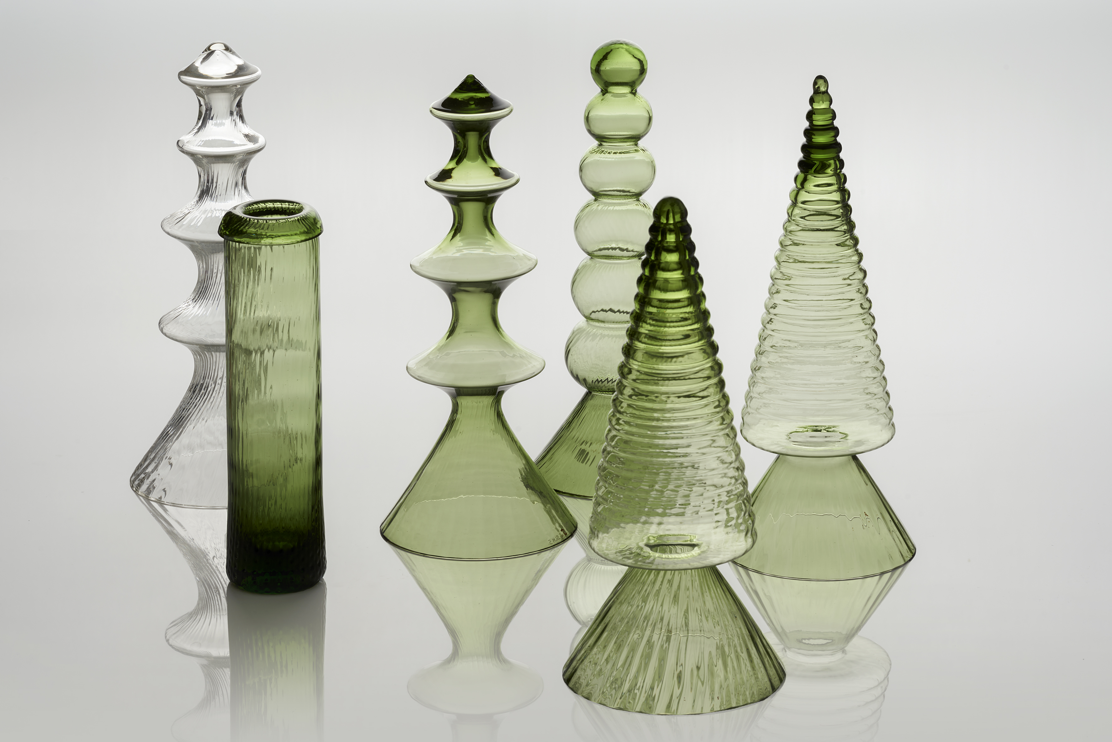Grüne, zylinderförmige Glasobjekte von Nanny Still.