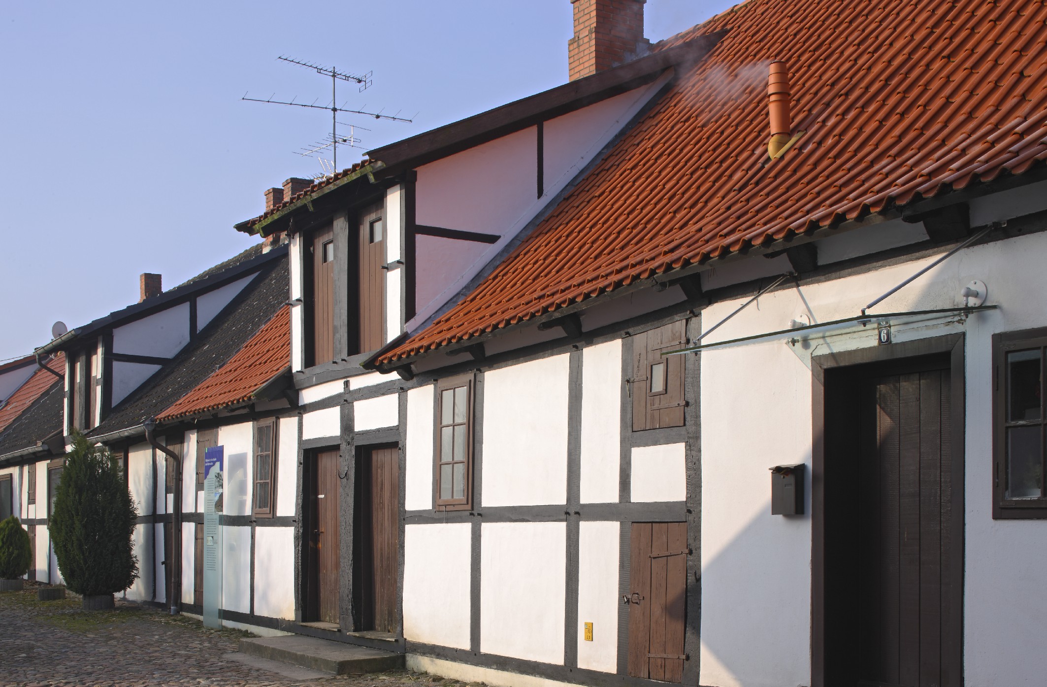 Zeile von niedrigen Fachwerkhäusern.