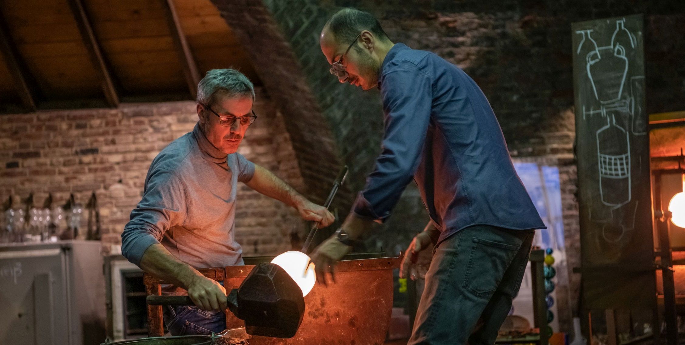 Glasmacher bei der Arbeit am Glasofen