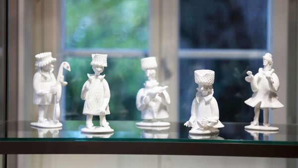 Verschiedene Figuren aus Glas, musizierend