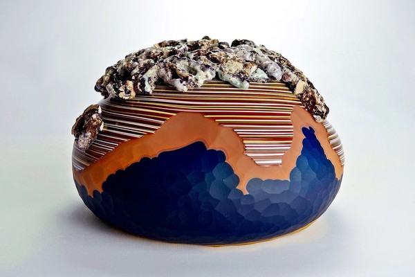 "Geological poetry" von Jean Thebault. Ein rundes flach gehaltenes Objekt aus Ton und Glas.