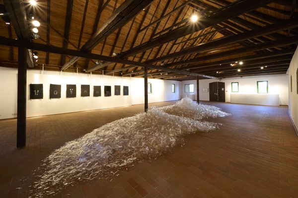 Eine Installation Louise Langs in der Glashütte