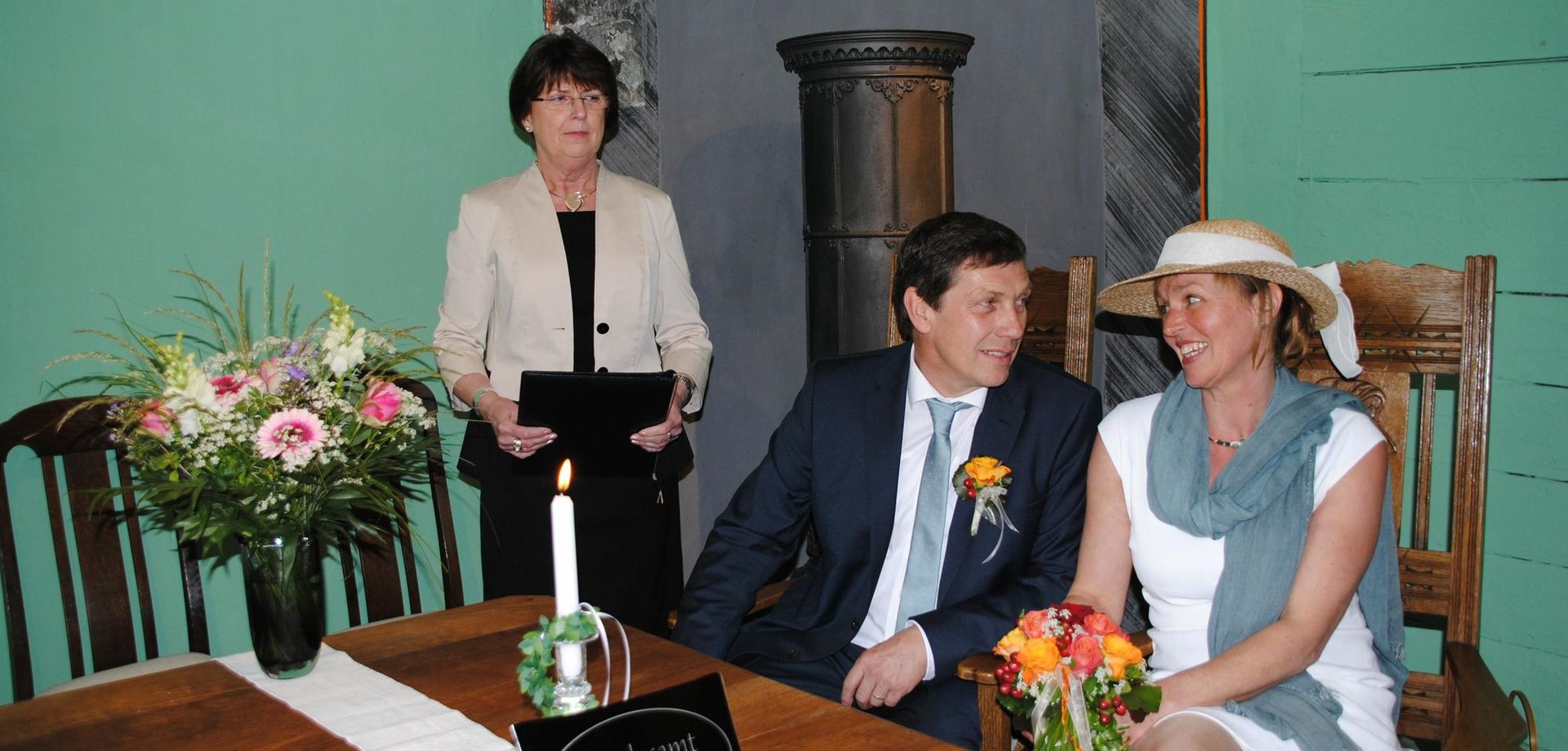 Ein Hochzeitspaar bei der Trauung im Gartenzimmer der Glashütte Gernheim.