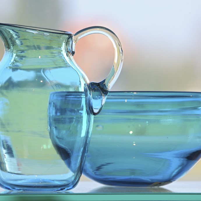 Blaue Glaskaraffe und blaue Glasschale (vergrößerte Bildansicht wird geöffnet)