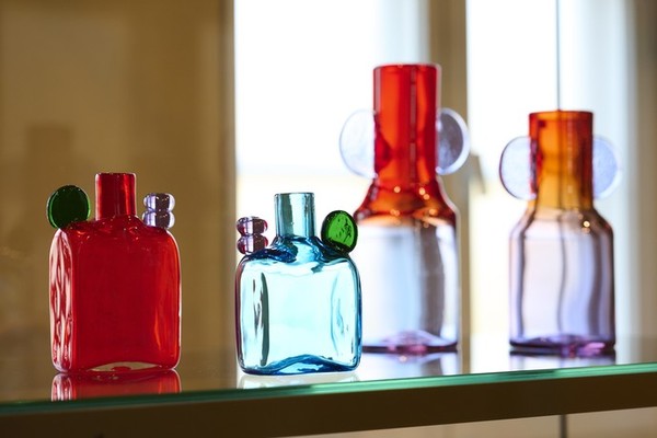 Bunte Glasflaschen oder Vasen des Künstlers Toikka