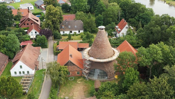 Luftaufnahme des eingerüsteten Glasturms