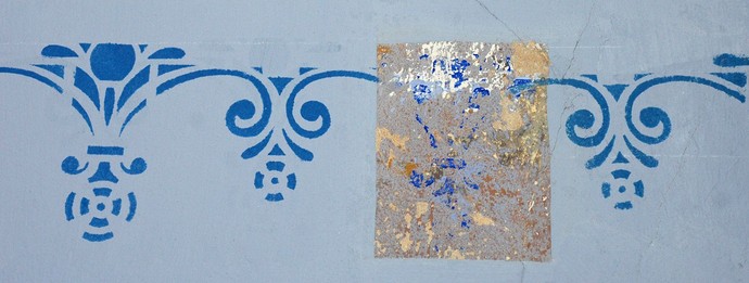 Streifen blauer Ornamente. In der Mitte eine Fläche der Original-Wandbemalung.