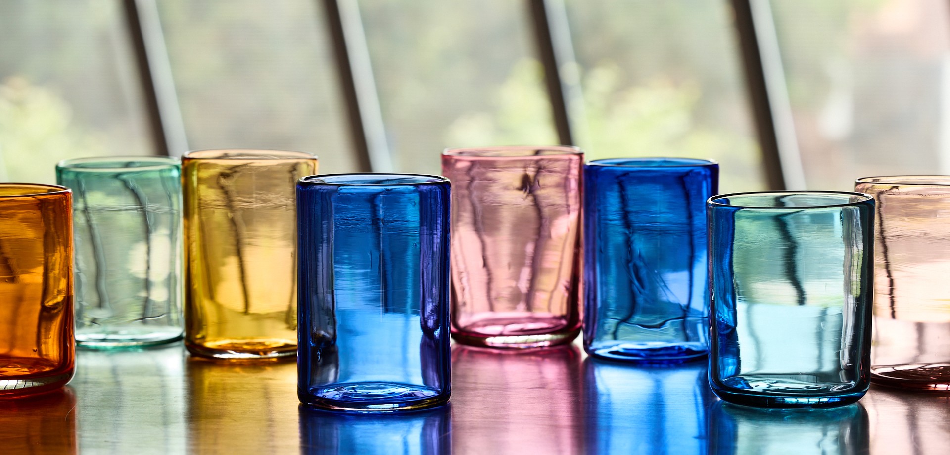 Gläser in Blau, orange rosa-Tönen.