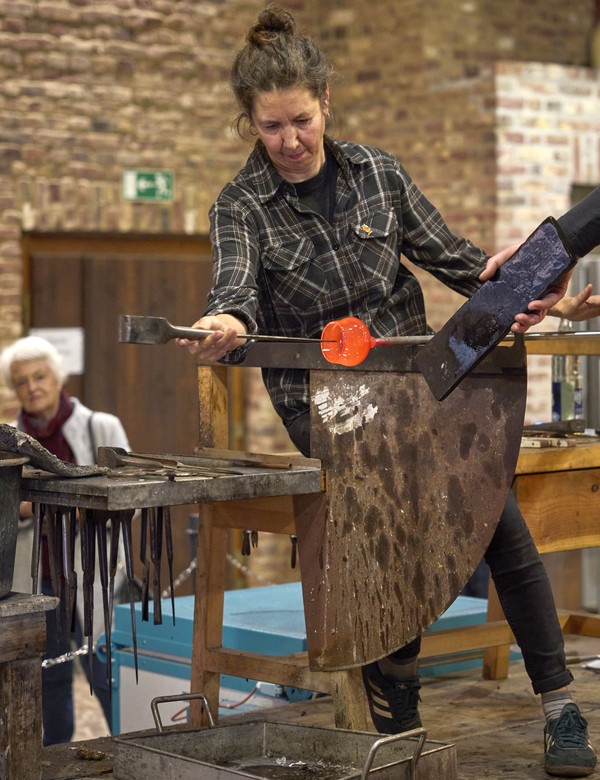 Glasmacherin Selina Weber bei der Arbeit im Glasturm.