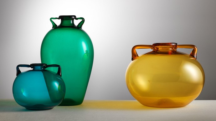 Farbige Glasvasen des Designers Vittorio Zecchin. Farbige Glasvasen des Designers Vittorio Zecchin.