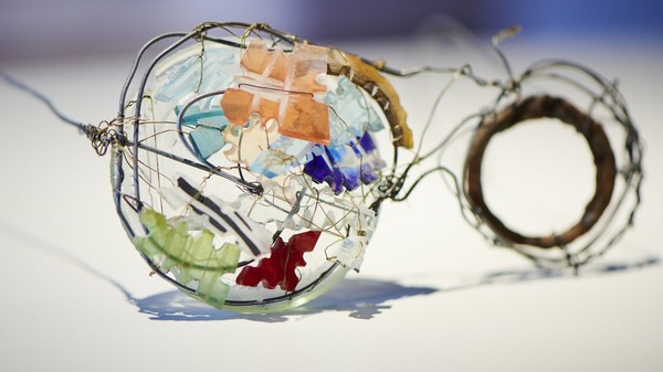 Ein Objekt aus Draht und Glasscherben der Künstlerin Karin Hubert