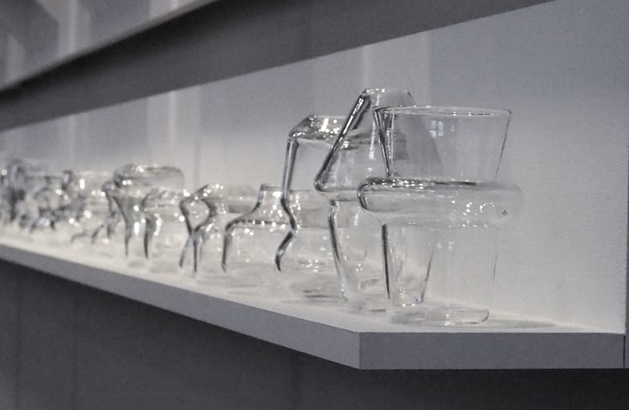 Blick in die Ausstellung, verschiedene Glasstücke