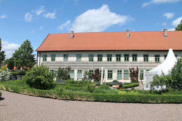 Das Herrenhaus mit seinem Garten.