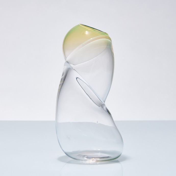 "Intigo Girasol" von Veronika Beckh. Ein schmales längliches Glasobjekt, nach oben hin ins grün-gelbliche verlaufend (vergrößerte Bildansicht wird geöffnet)