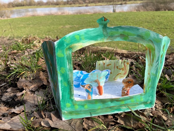 Theaterkulisse aus Papier gebastelt