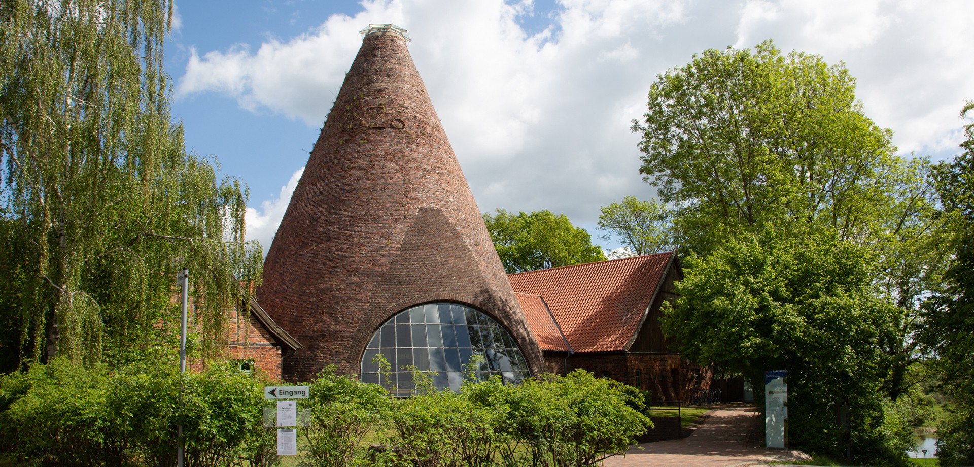 Kegelförmiger Glasturm und Nebengebäude der Glashütte Gernheim.