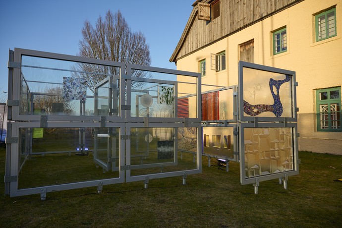 Begehbare Glasskulptur im Außenbereich der Glashütte.