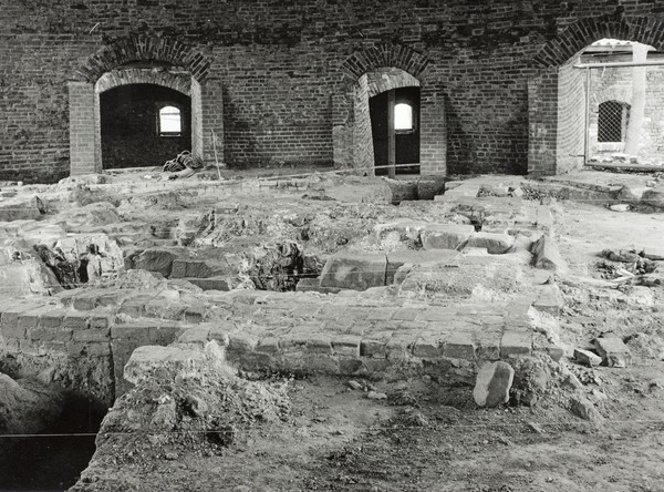 Ausgrabungsstätte im Glasturm der Glashütte Gernheim, November 1987.