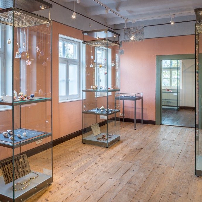 Blick in die Ausstellung mit verschiedenen Ausstellungsstücken (vergrößerte Bildansicht wird geöffnet)