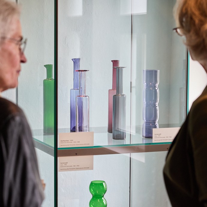 Zwei Besucherinnen stehen in einem Ausstellungsraum (vergrößerte Bildansicht wird geöffnet)