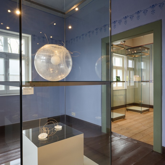 Blick in die Ausstellung mit Glasobjekten in Vitrinen. (vergrößerte Bildansicht wird geöffnet)