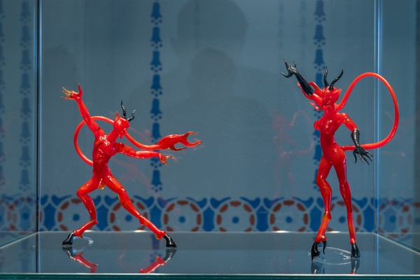 Zwei Glasfiguren der Ausstellung