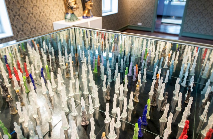 Installation mit vielen kleinen Glasskulpturen in einer verspiegelten Vitrine. Arbeit von Korbinian Stöckle mit dem Titel "Zwischenwelt".
