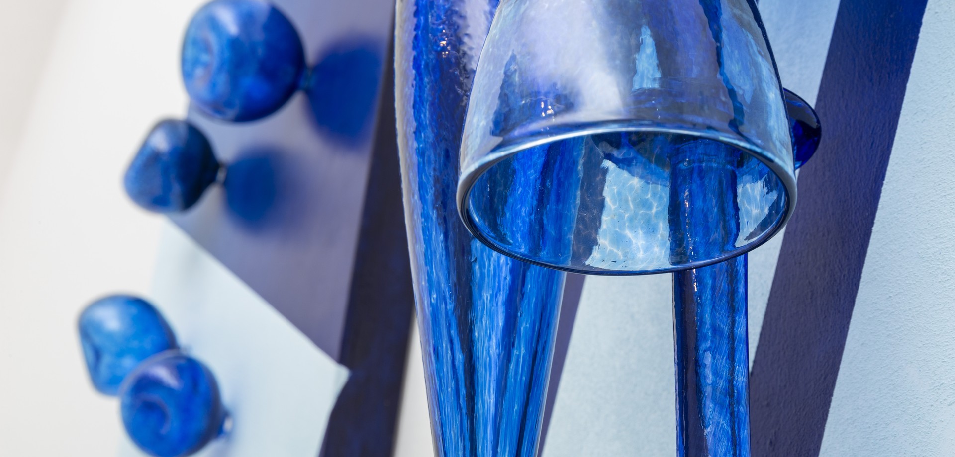 Das Objekt "Triptichon" von Bernadett Hegyvári. Blau gehalten aus verschiedenen gläsernen Objekten