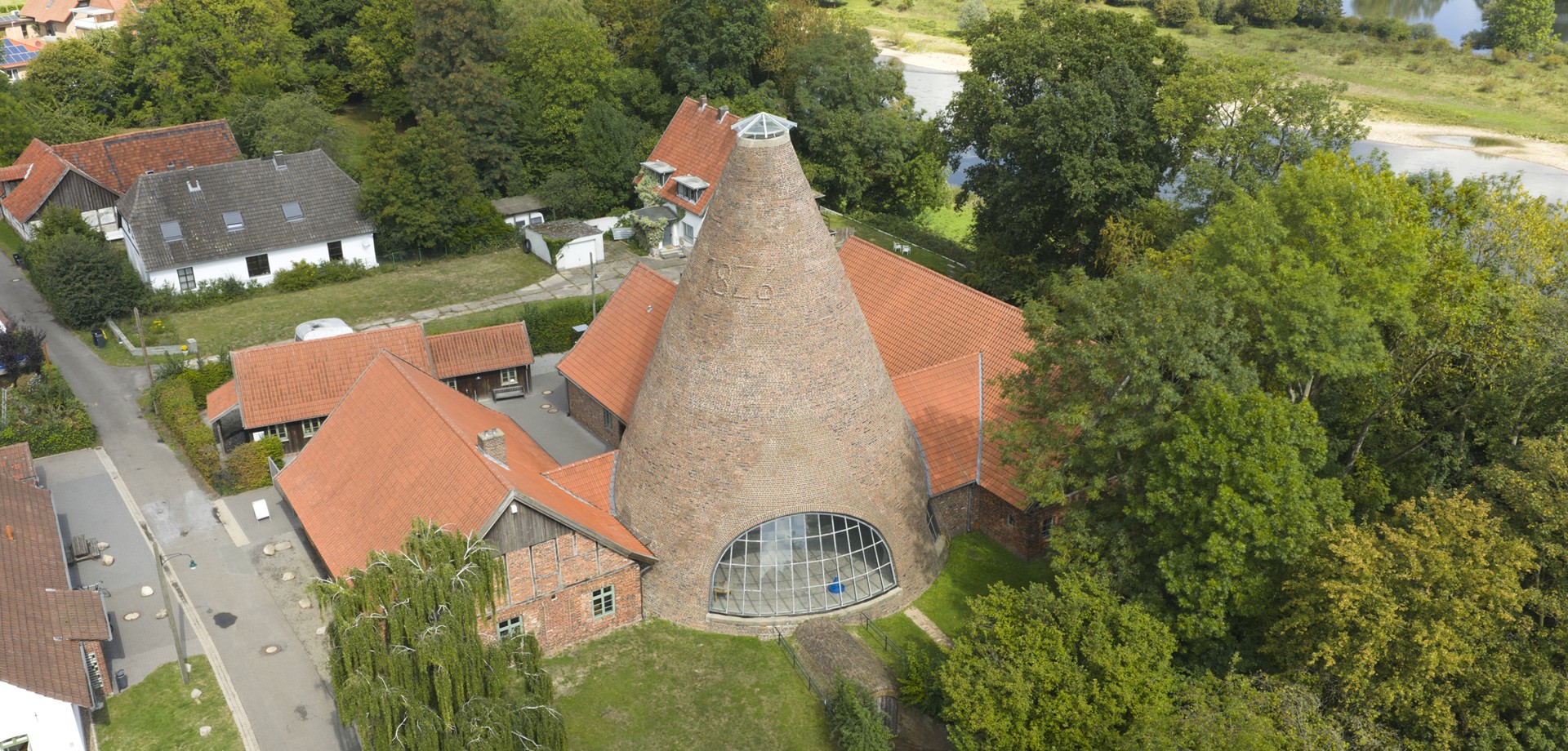 Luftaufnahme des Museumsgeländes der Glashütte Gernheim.