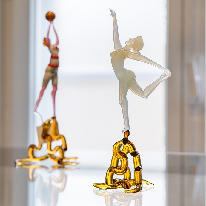 Zwei Figuren aus Glas (vergrößerte Bildansicht wird geöffnet)