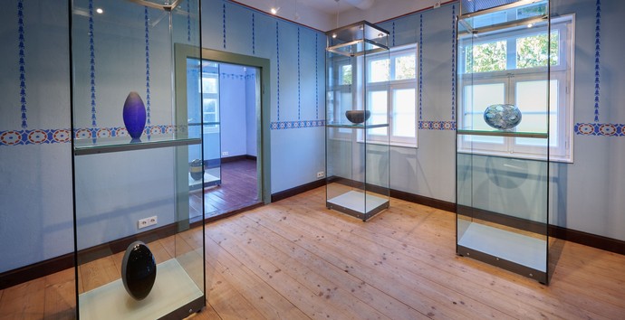 Blick in die Ausstellung im Herrenhaus mit Glasobjekten in Virinen. Foto: Peter Hübbe