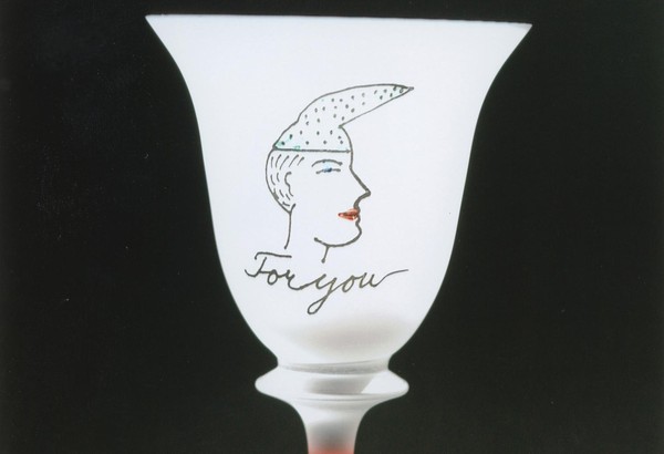 Kuppa eines mattierten Weinglases, auf dem ein Kopf im Profil abgebildet ist.