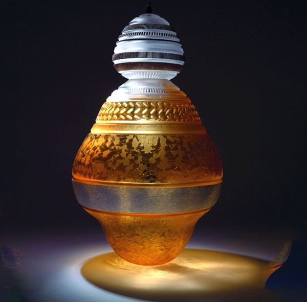 Anta - Gérald Vatrin. Ein gelbes flaschenförmiges Objekt mit unterschiedlichen Gravuren.