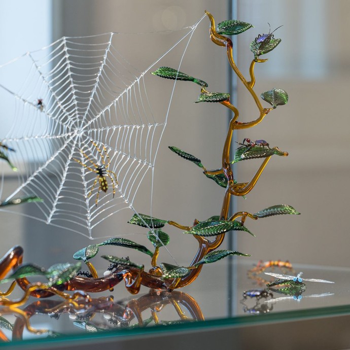 Ein Ausstellungsstück, Spinnennetz aus Glas gefertigt (vergrößerte Bildansicht wird geöffnet)